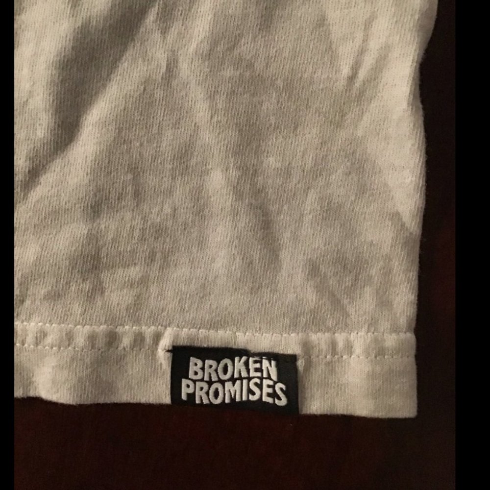 !!!SOLD!!!  DO NOT BUY BROKEN PROMISES GRAPHIC T-SHIRT NWOT - Picture 4 of 5